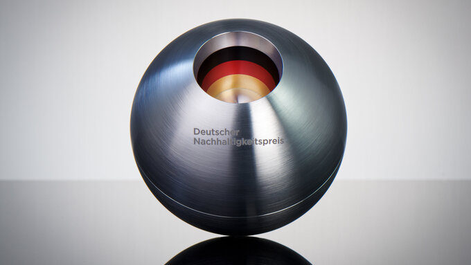 Pressefoto_Deutscher_Nachhaltigkeitspreis_Preisstatuette_Fotocredit_Frank_Fendler_2021.jpg